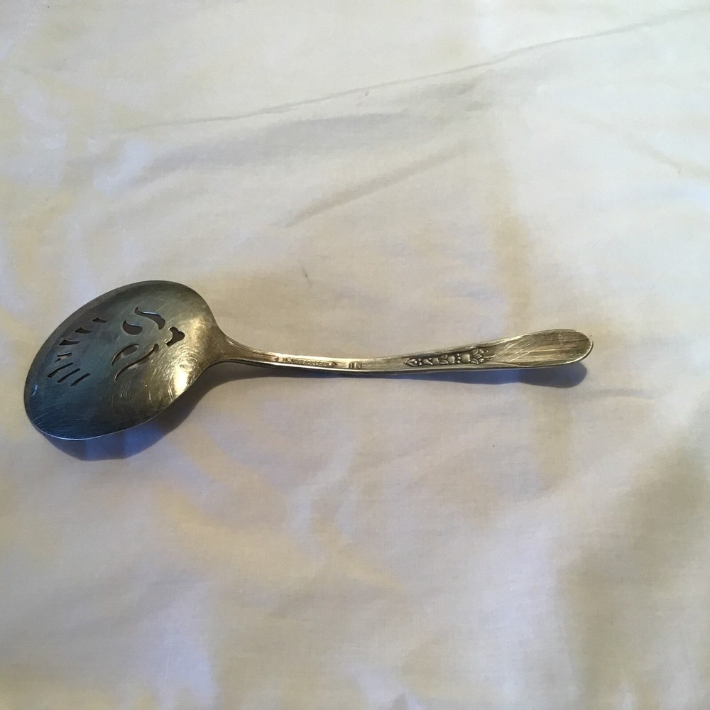 Wm. Rogers IS Fruit pattern tomato lifter