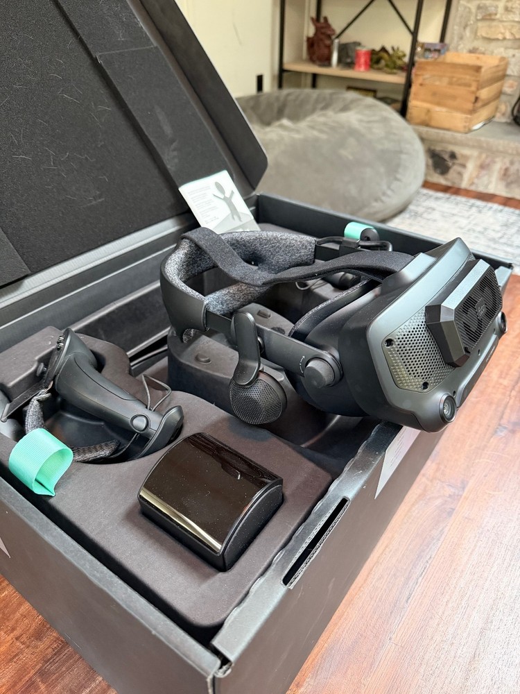 Valve Index 2.0 Full VR Kit, Controllers, and Base Stations (w/ Mounting gear)