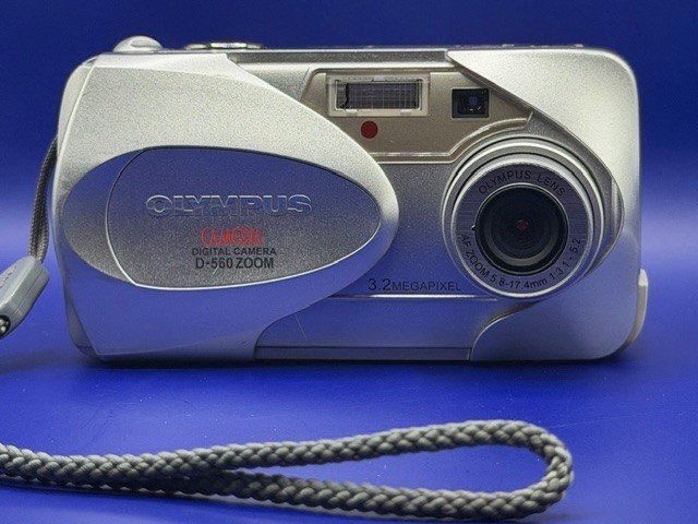 Olympus Camedia D-560 Zoom Digital Camera ~ 3.2 Megapixel ~ Tested Working
