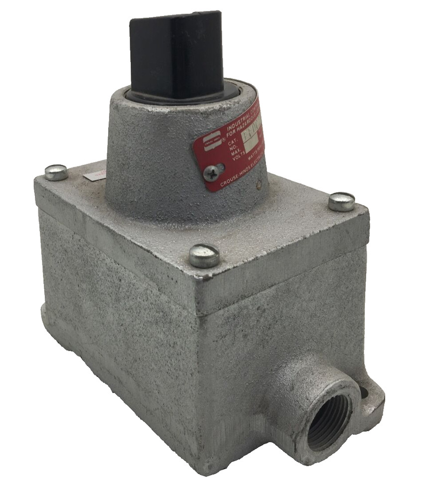 EFDC2437 CROUSE HINDS EXPLOSIONPROOF FEED THROUGH PUSHBUTTON ENCLOSURE 3/4" HUBS