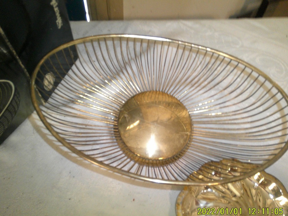 2 OLD SILVERPLATED ITEMS WITH BOXES LEONARD BASKET HAMPSHIRE SCALLOED SERVER
