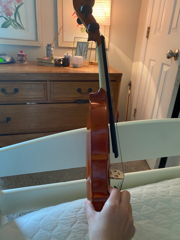Light brown violin with bow and resin