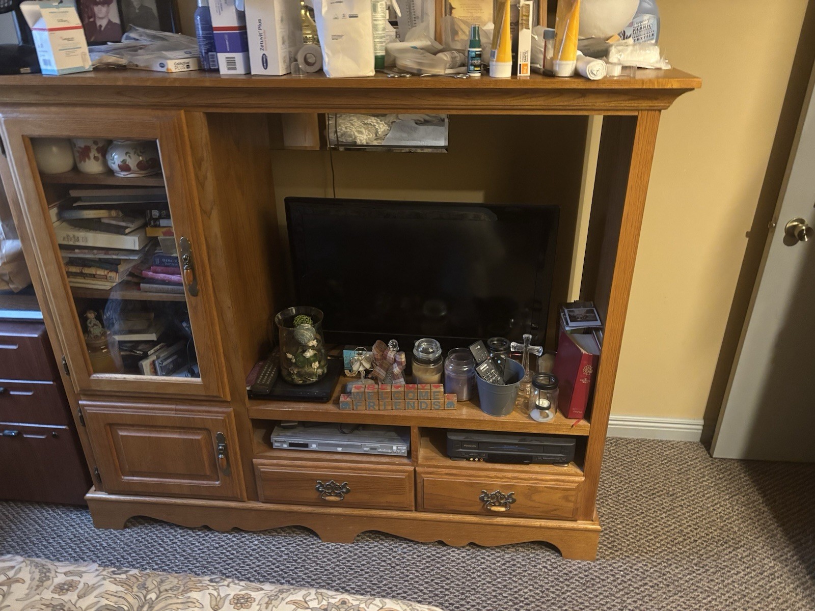 Traditional Medium Wood Entertainment Unit with Shelves, Drawers, Cable Managem…