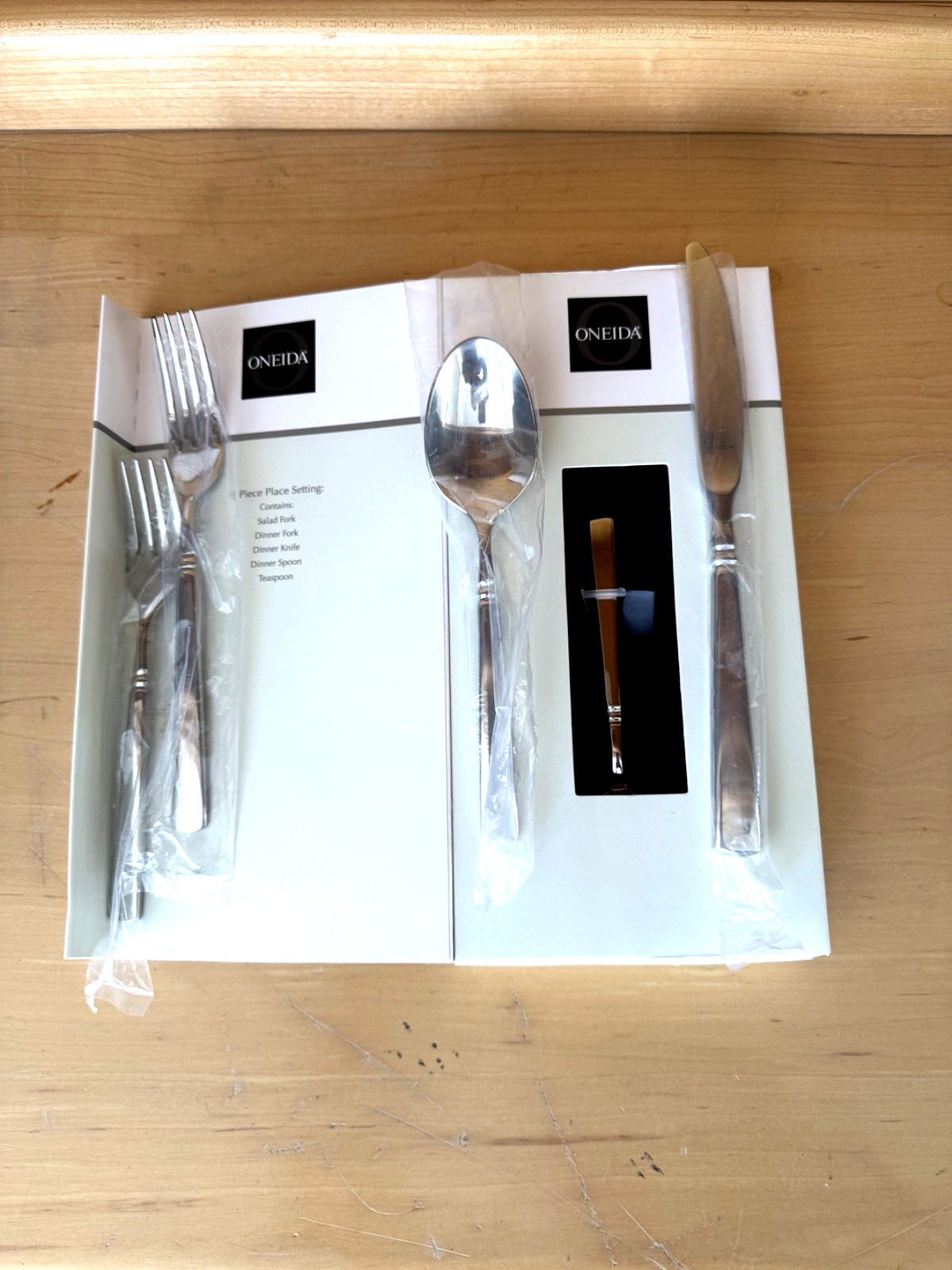 Oneida EASTON 18/10 Shiny Stainless Flatware 20 PC Set Service for 4 NEW IN BOX