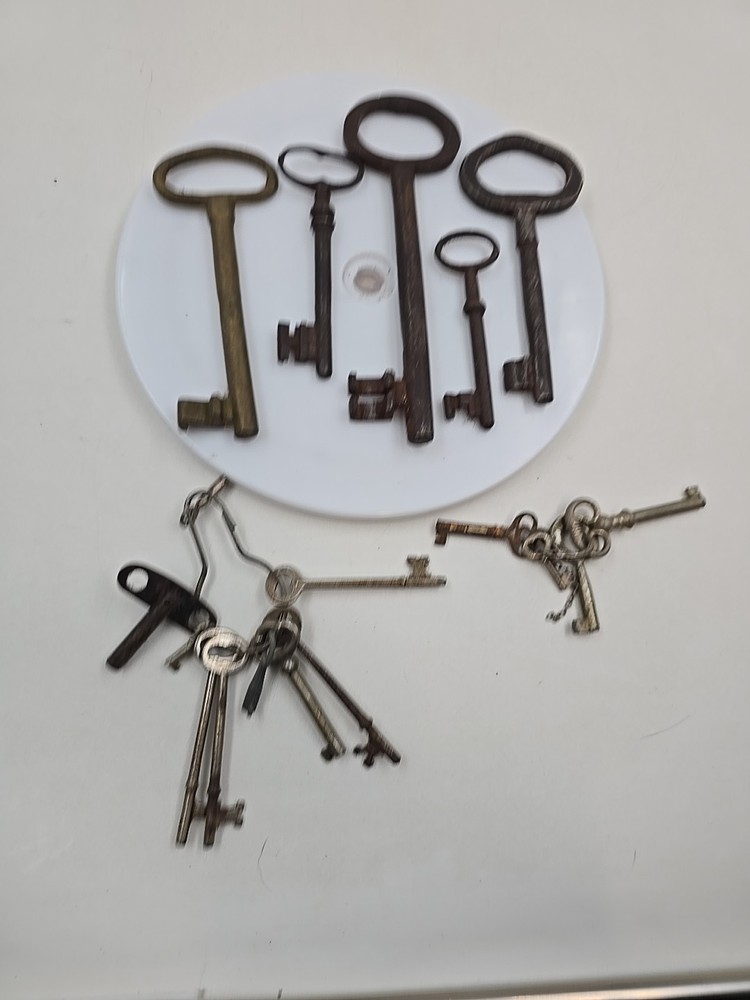 16 Skeleton Keys Various Styles And Sizes