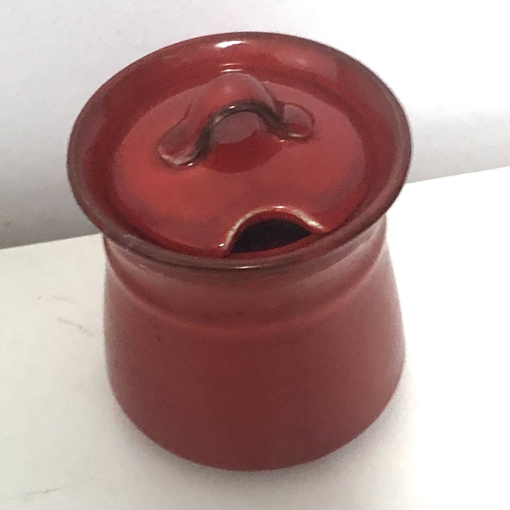 Red-glazed seasoning jar