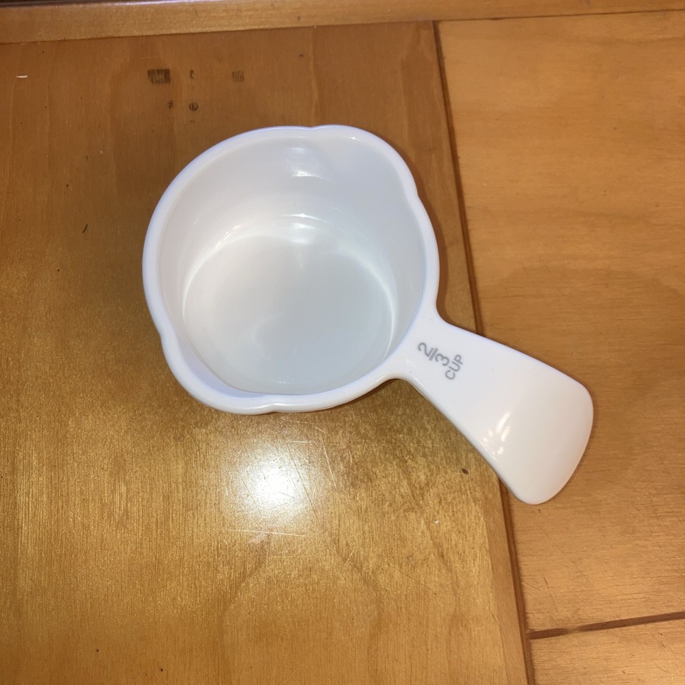 Set Lot 6 White Tupperware Measuring Cups Stackable Curved Handle Double Spouts