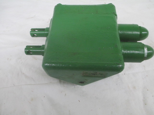 John Deere Cessna Valve (AH61225)