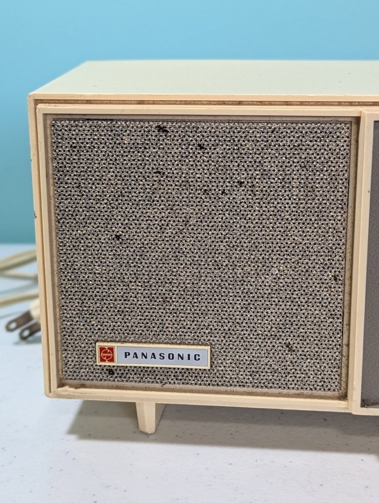 Panasonic Solid State Transistor AM/FM Radio Model RE-6137 Vintage