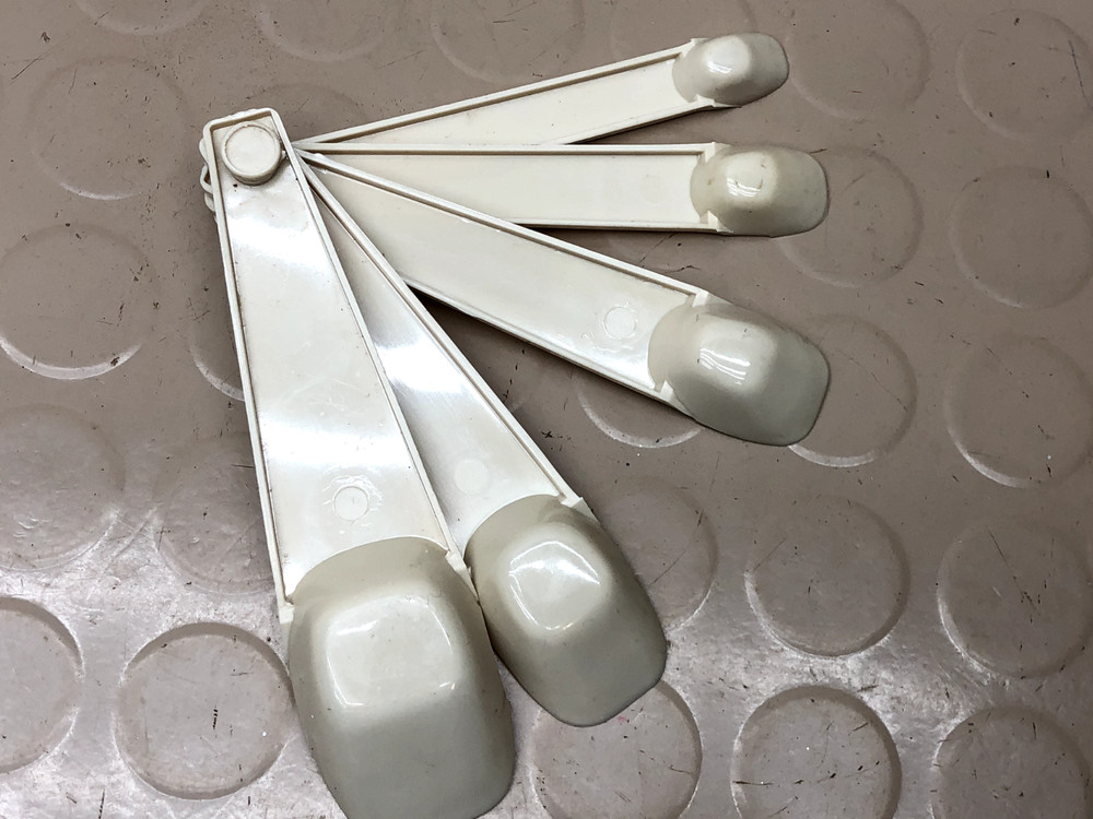 Vintage WHITE Measuring Spoons Ring Set