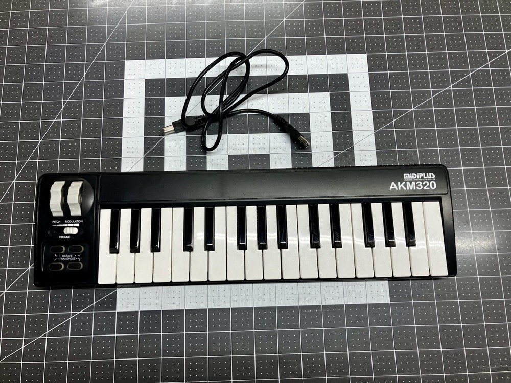 MIDIPlUS AKM320 USB MIDI Keyboard Controller 18"Long Used Tested Working