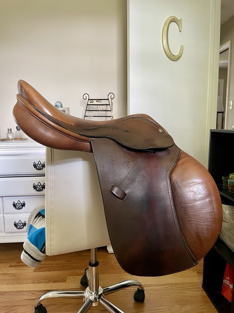 18" Collegiate Close Contact Saddle