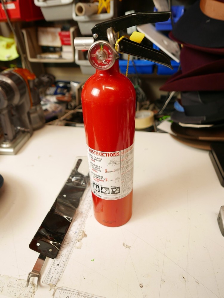 Kidde Pro 2.5 TCM 1 A:10B:c Fire Extinguisher (466227-01) Include wall bracket