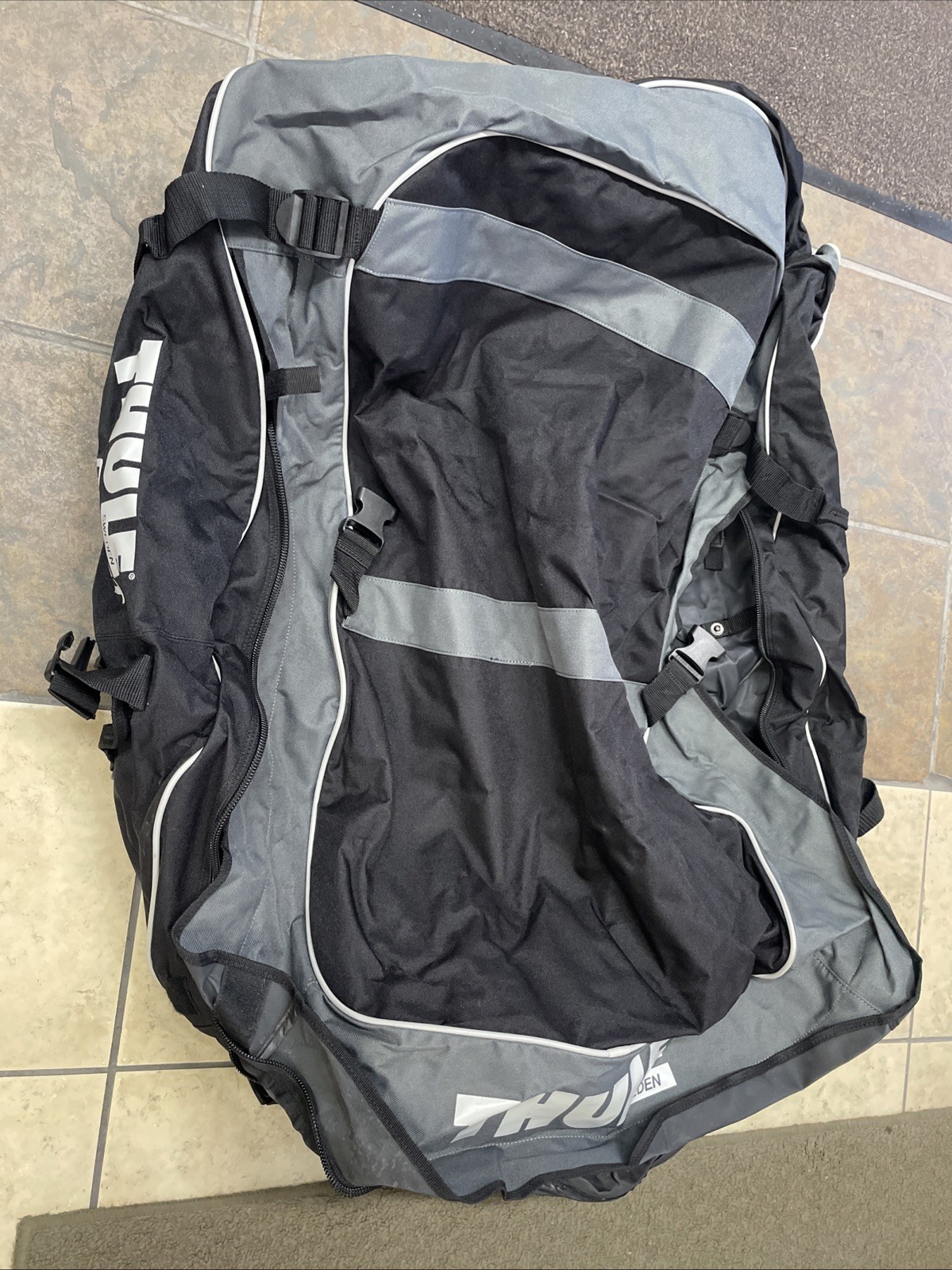 THULE Quest Roof Top Cargo Luggage Bag 40 X 32 Sweden Car Carrier Bag