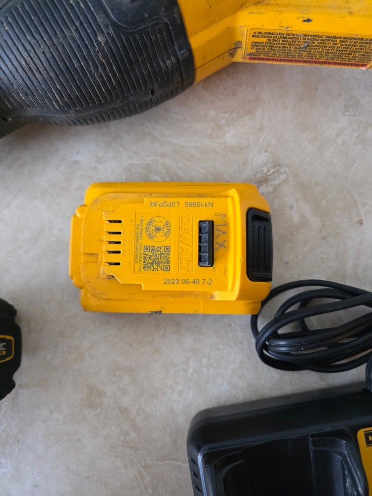 DeWalt DCS382, DCF850, DCB107
