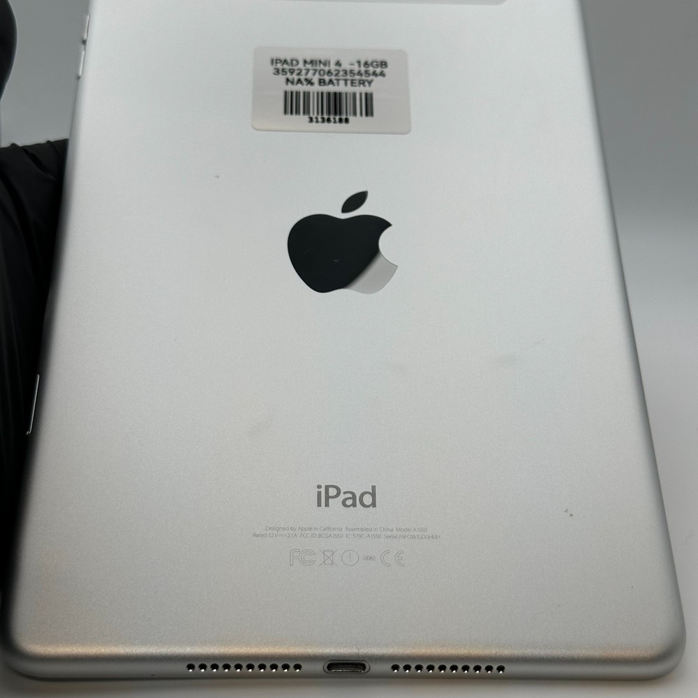 iPad Mini 4 - 16 GB (cracked screen)