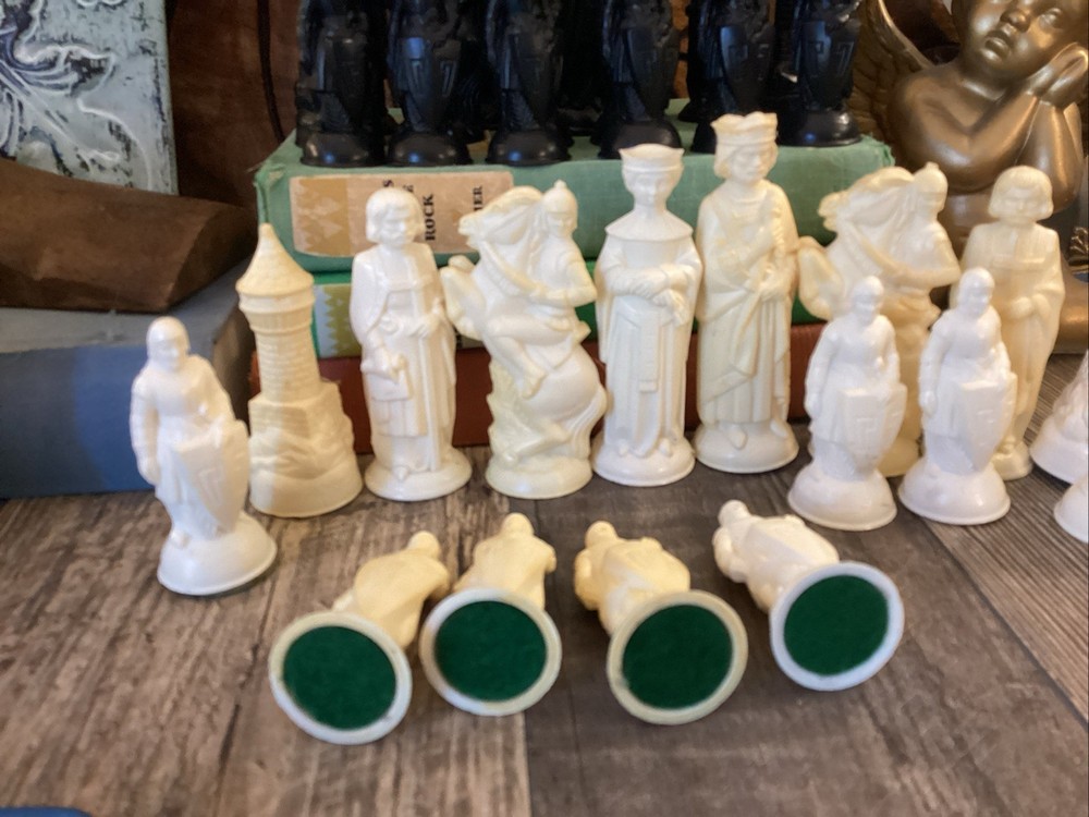 1959 E.S.Lowe RENAISSANCE 32-Pc Chessmen Figure Set