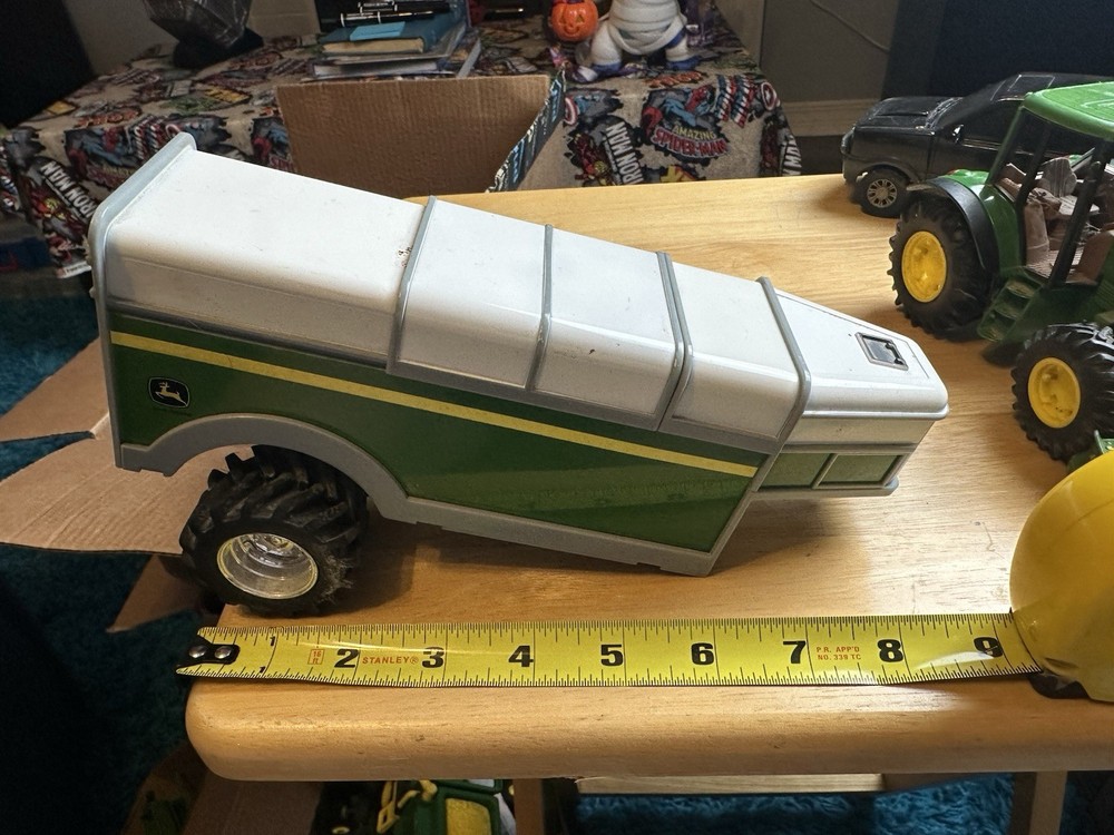 John Deere Lot: 6 Different Large Pieces