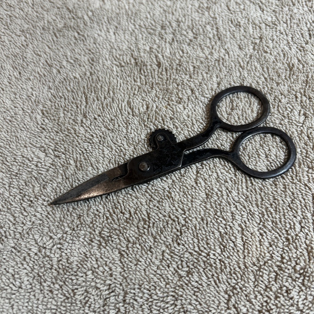 Vintage Fine Cutlery Buttonhole Sewing Scissors W/Adjustable Wheel Still Sharp!