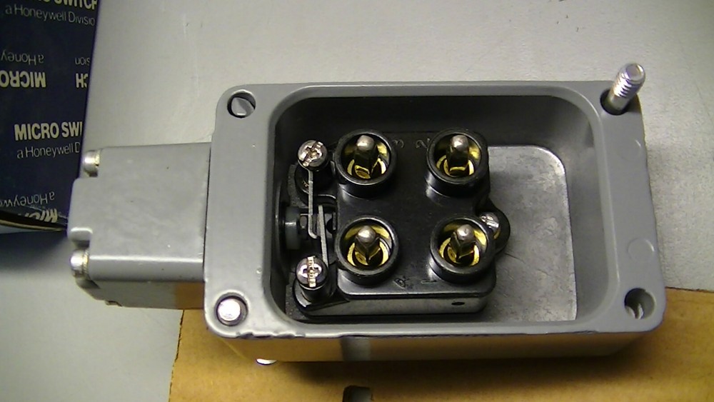 MICRO SWITCH limit switch side rotary w/roller lever 201LS19 plug in model