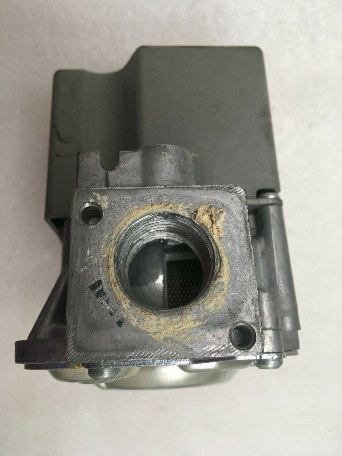 Honeywell VR8205S2395 Furnace Gas Valve 60-100394-02 used #G79