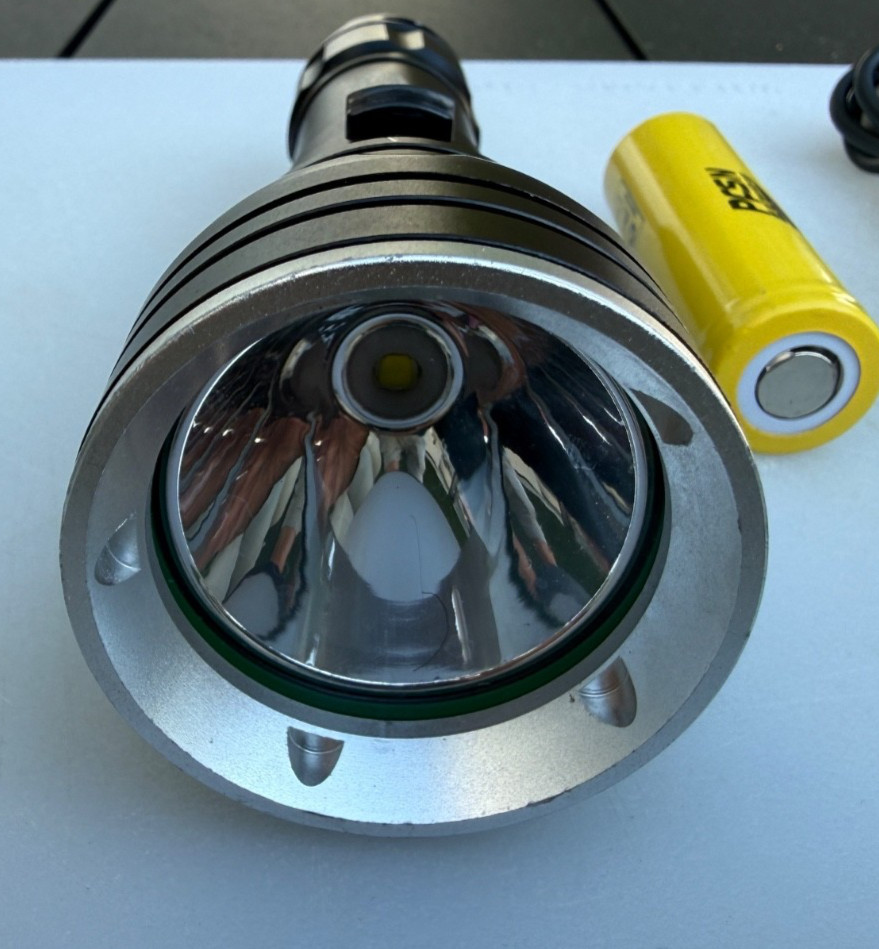 PFSN DF-3000 Underwater Flashlight