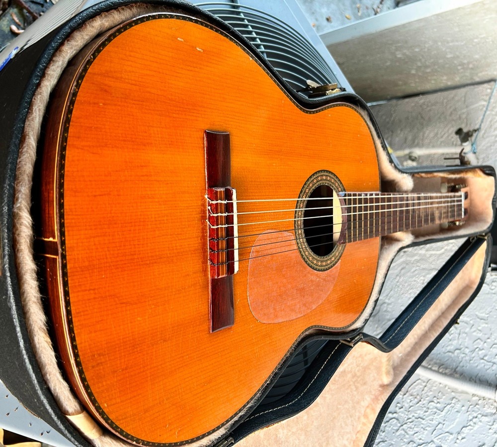 Perfecto Perez ~ classical guitar ~ Hard Case