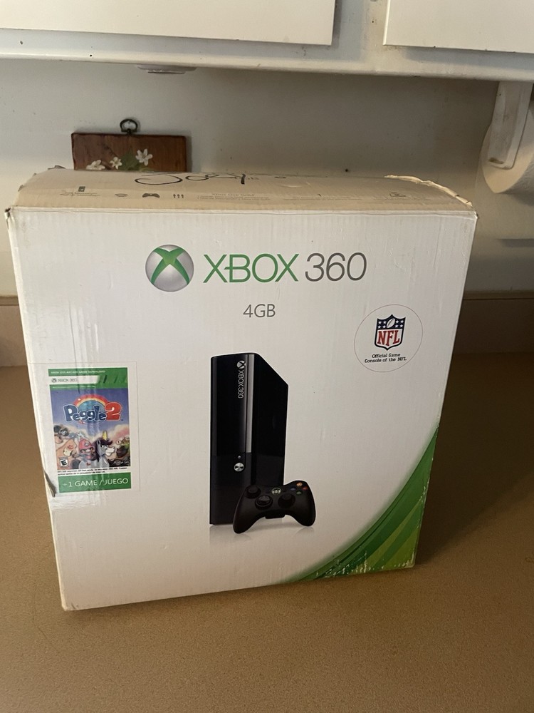 xbox 360 with two controllers Read Desc