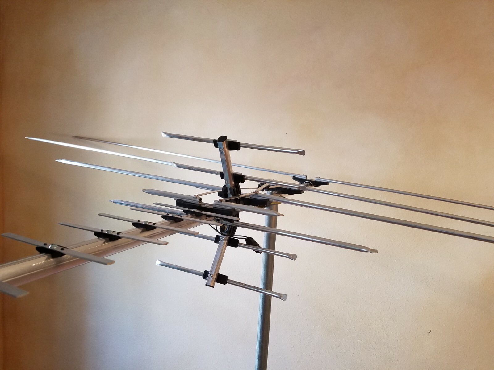 250 Mile Long Range HDTV1080p Outdoes 990 m TV Antenna Digital UHF/VHF FM Radio