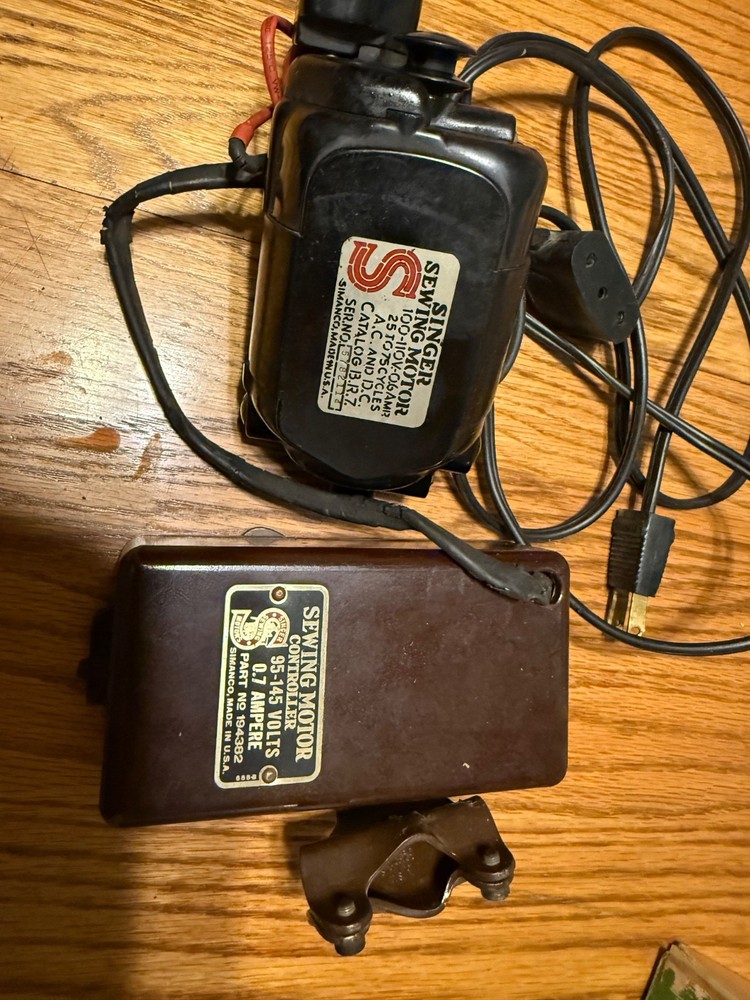 Antique 1938 Singer Sewing Machine/Accessories