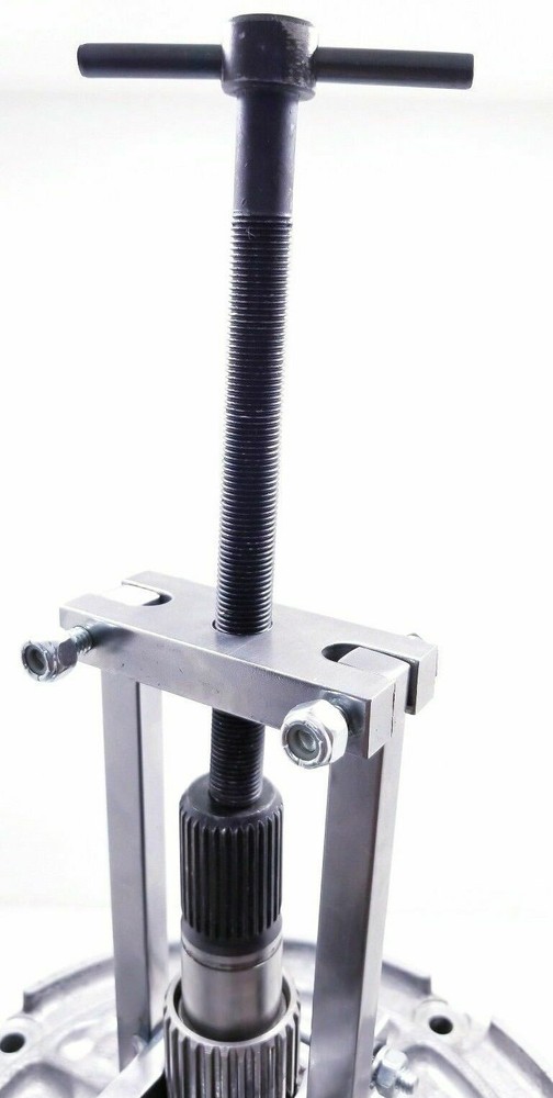 ,. A Transmission Pump Puller Tool with Adjustable Jaws pump extractor