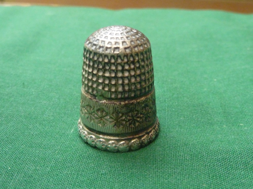 VINTAGE SIZE 7 SILVER THIMBLE