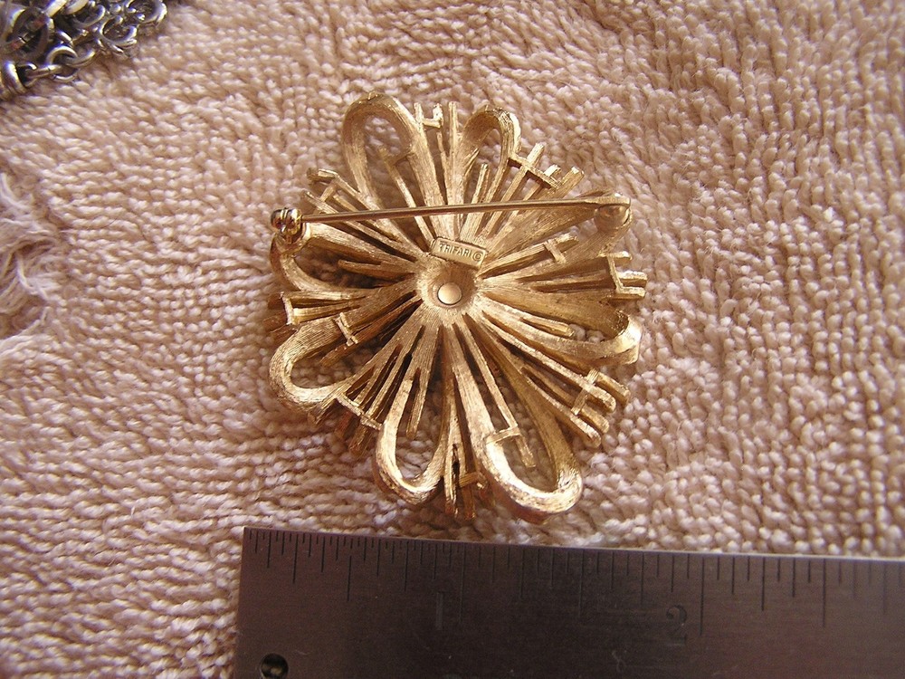 Vintage Trifari Flower Pin