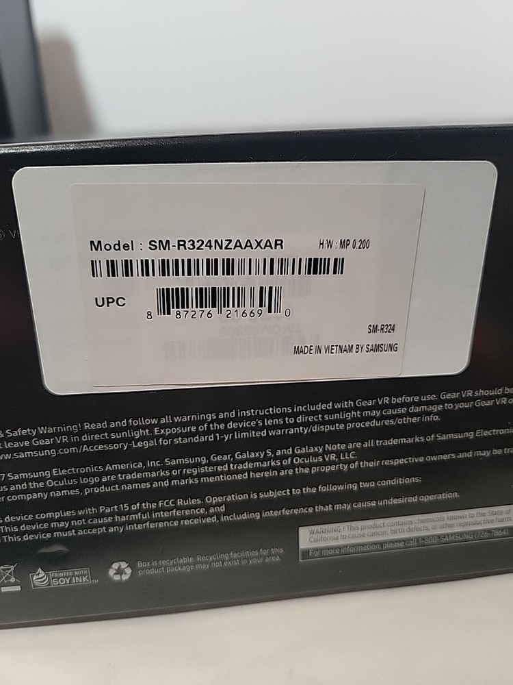 Samsung SM-R324 Gear VR W/Controller & Accessories Powered by Oculus