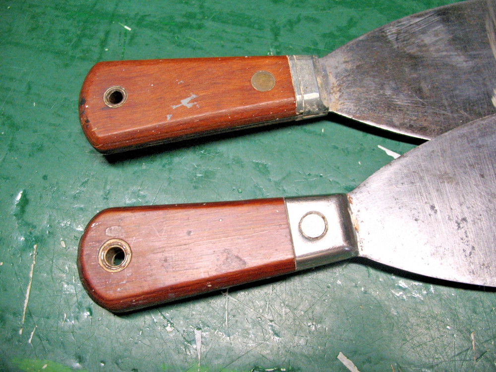 RED DEVIL PUTTY KNIVES (2) ANGLED 3'' BLADES ONE STIFF ONE FLEXIBLE