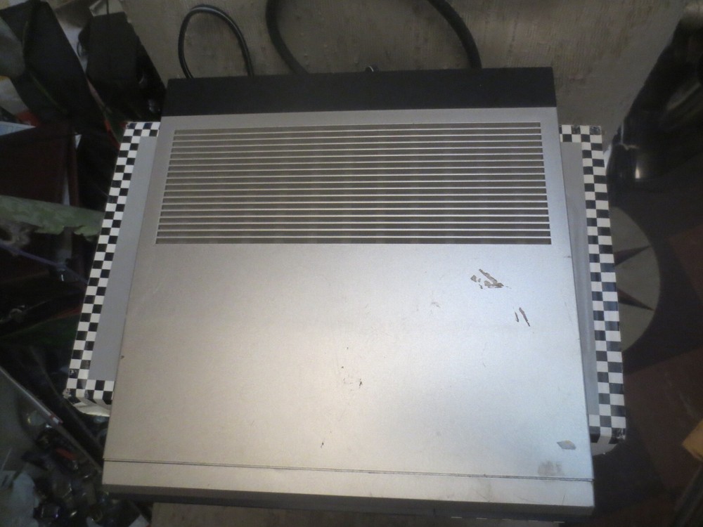 Vintage Hitachi Adjustomatic Random Access Tuner VT-TU8A powers on
