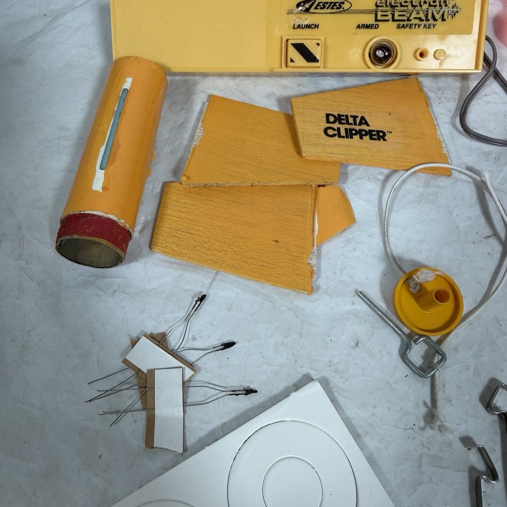Vintage Estes Model Rocket Launch Set Range Box Pad Electron Beam Controller