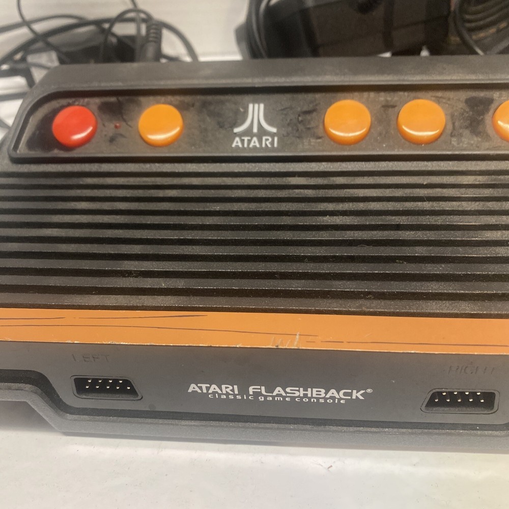 Atari Flashback 8- 105 games built in - AR3200- 2017