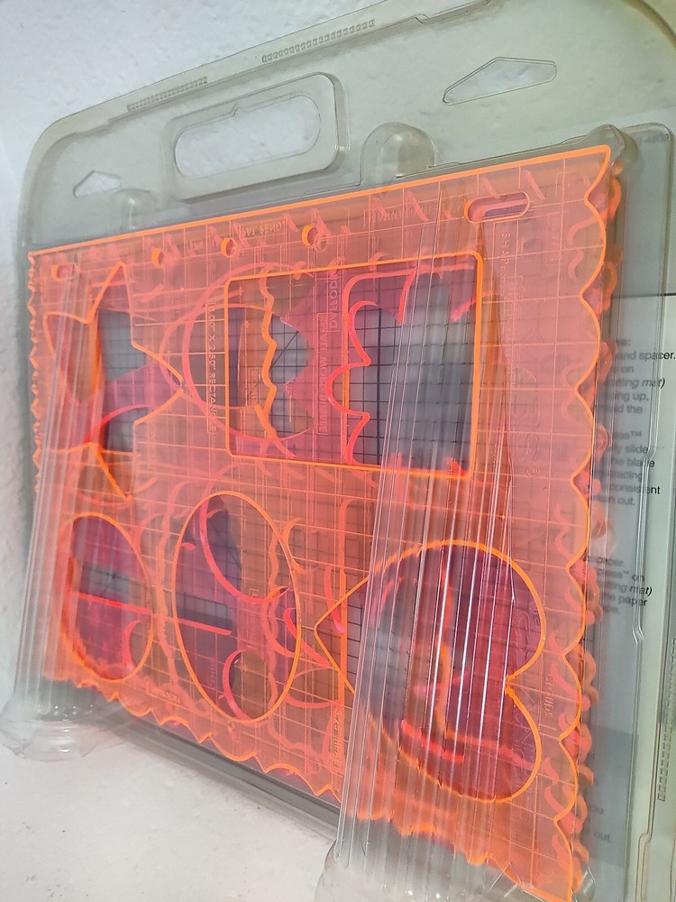 🟠FISKARS Ultra Shape Express Cutter - Cut Shapes & Borders Easily🟠