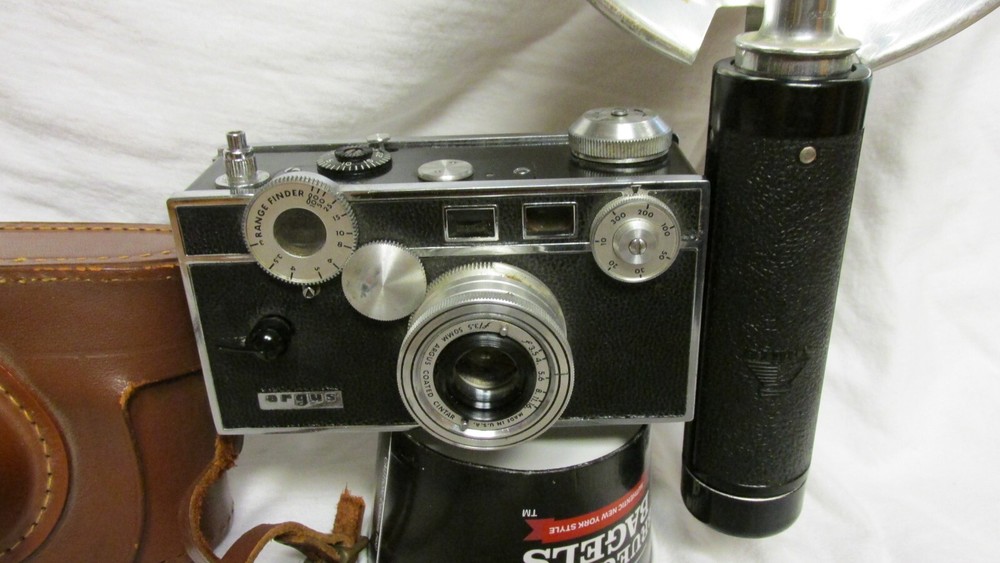 VINTAGE 1950s ARGUS C3 CAMERA WITH FLASH & BULB
