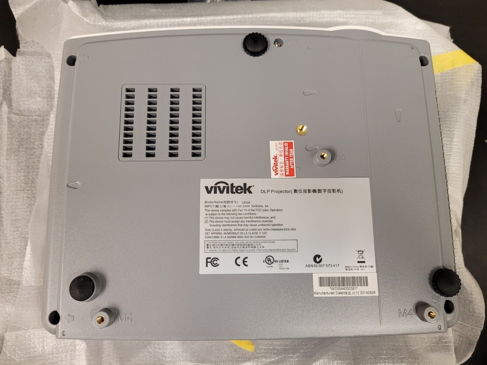 Vivitek D554 DLP Projector 3D Ready HDMI includes Cords, Remote, Case, Software