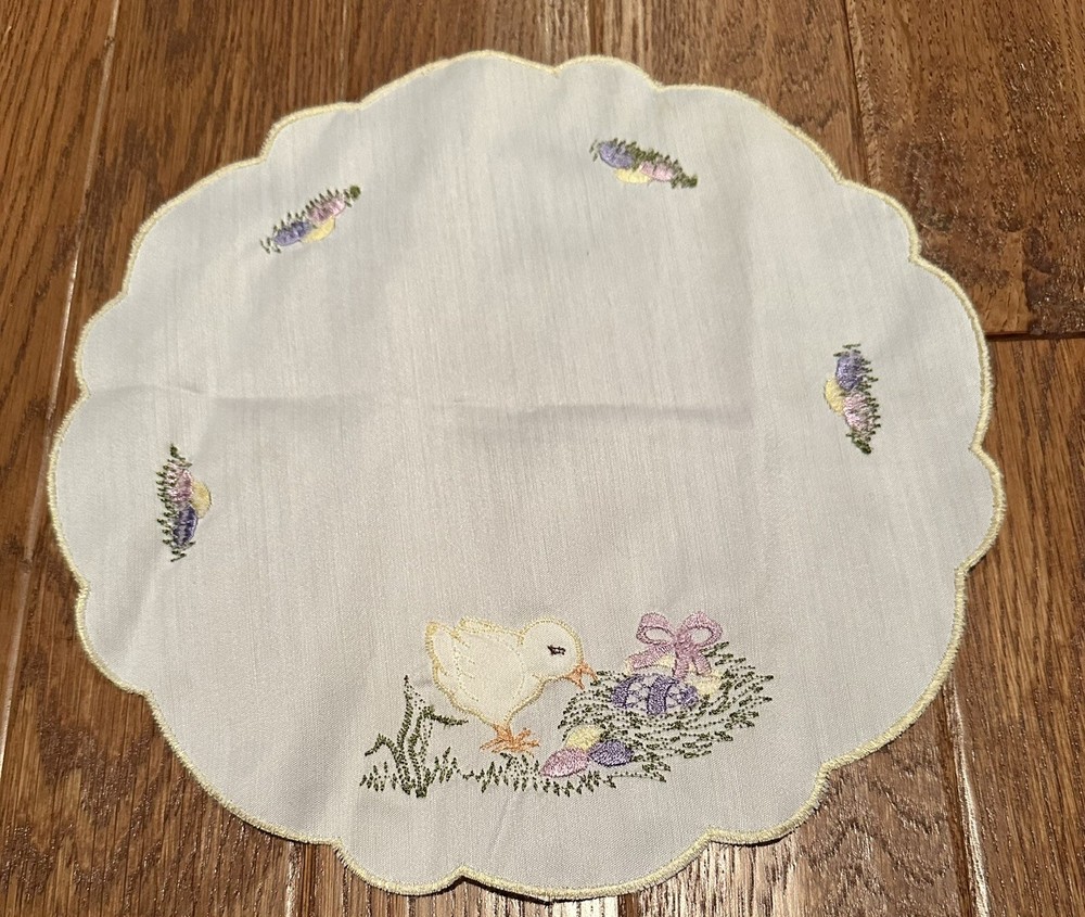 Embroidered Easter Chick, Easter Egg Scalloped Edge Doily *READ*