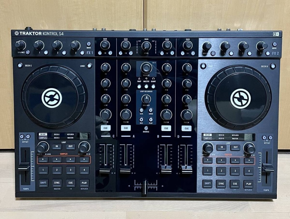 Native Instruments Traktor Kontrol S4 MK1 DJ Controller Midi Turntable
