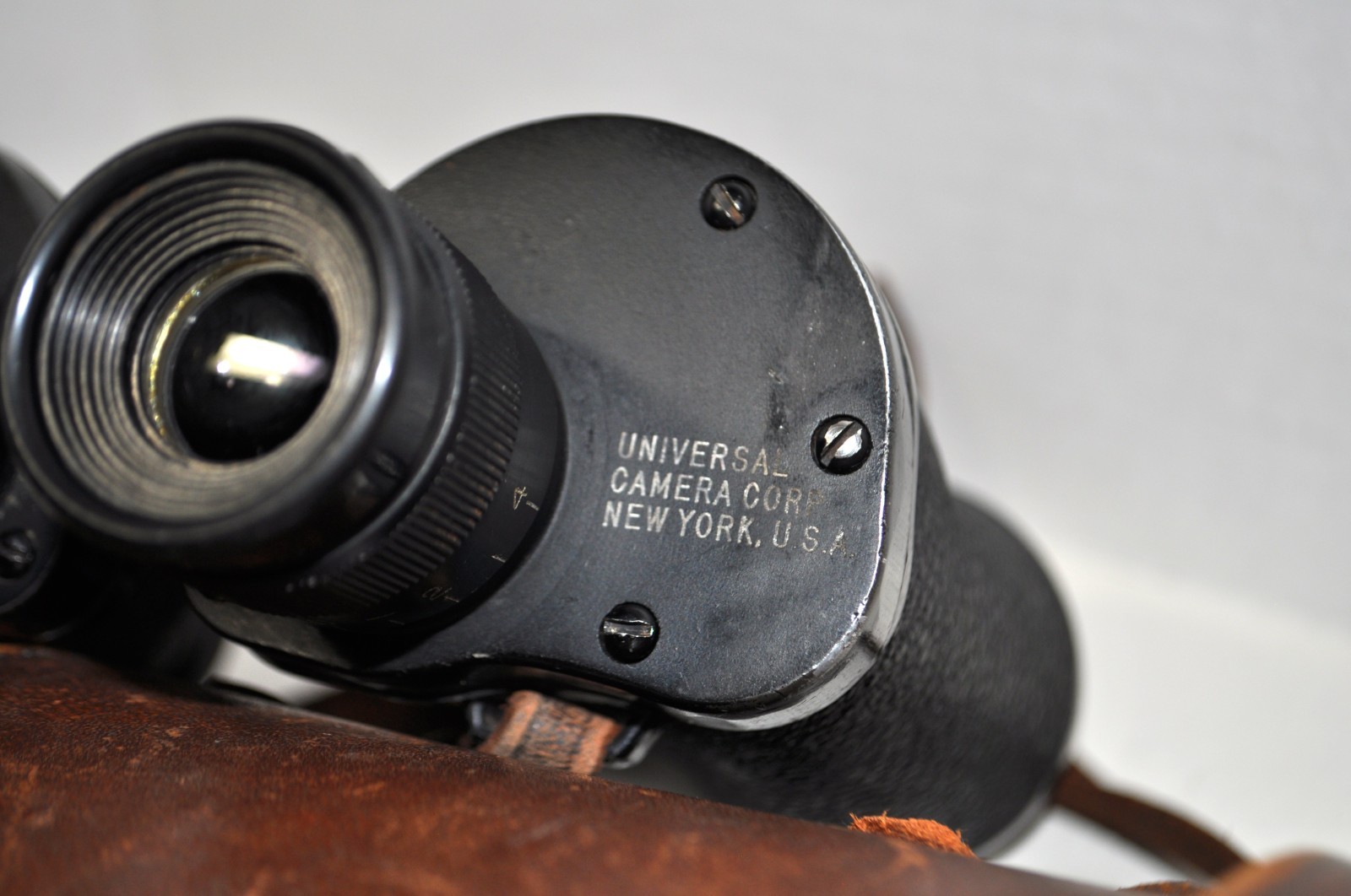 UNIVERSAL CAMERA CORPORATION 6 x 30 BINOCULARS WITH CASE & STRAPS VINTAGE 1940'S