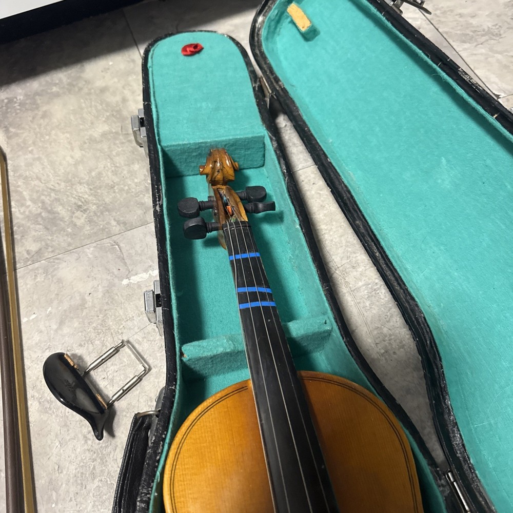 Lark Violin & Case. M5002-2