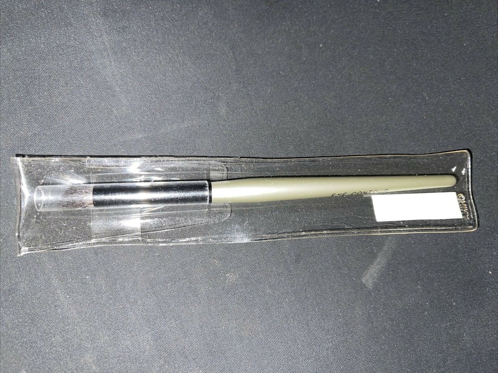 Paula Dorf Eye Contour brush