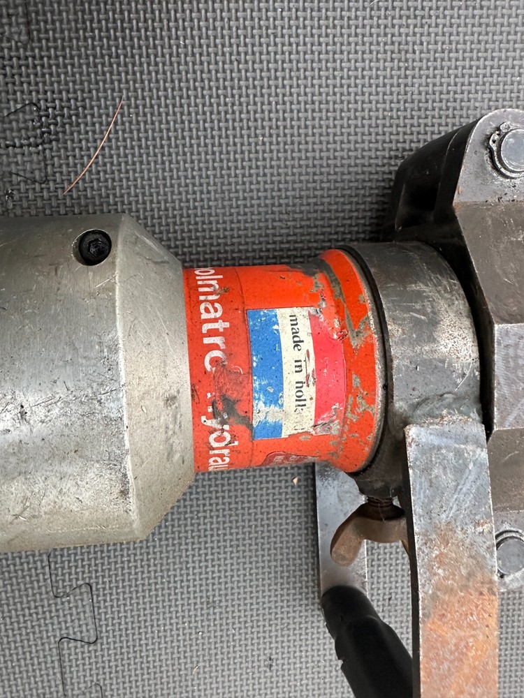Holmatro Hydraulics Spreader Rescue Tool Working