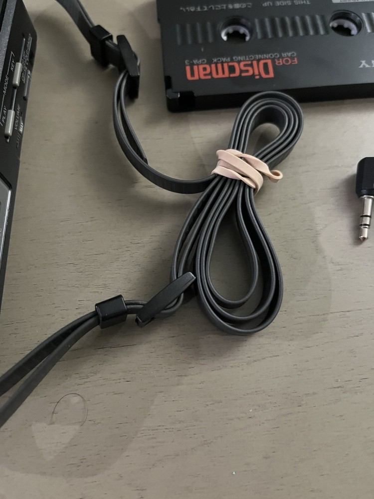 Sony D-T2 Discman FM/AM CD Compact Player