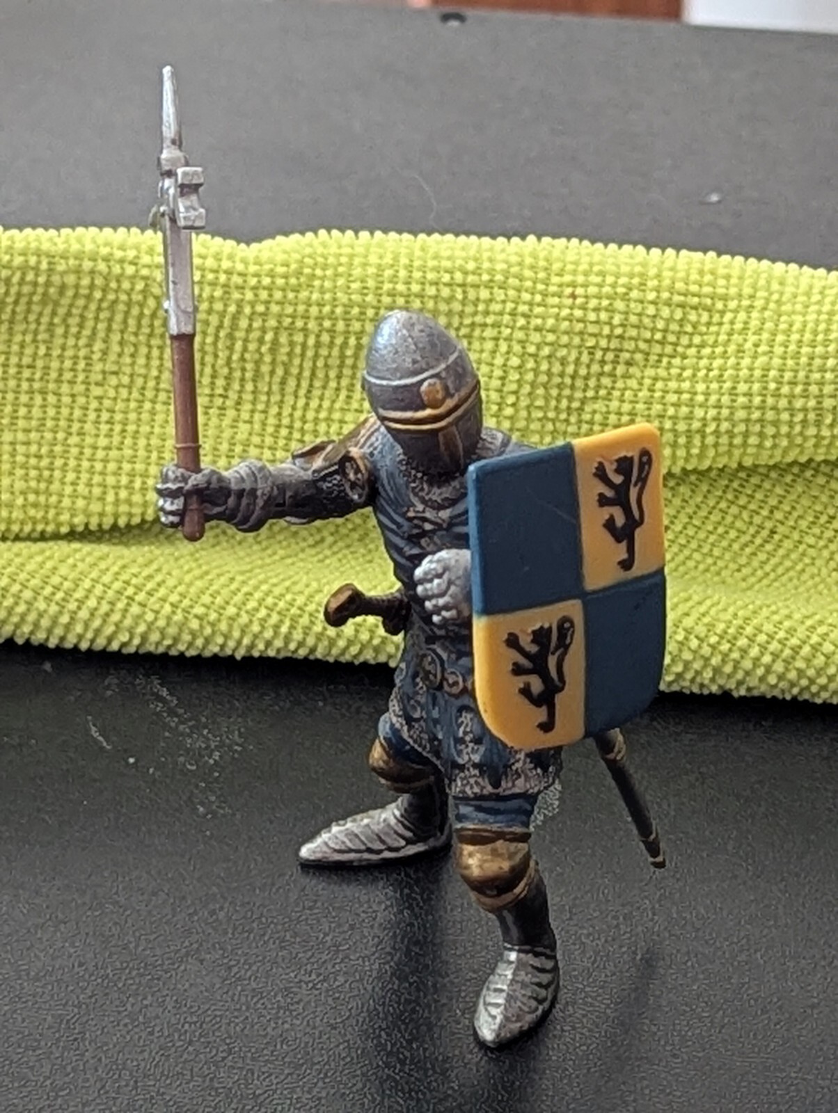 AWESOME SCHLEICH WARRIOR MEDIEVAL W/ SHIELD & SWORD READY FOR BATTLE MFG 2003