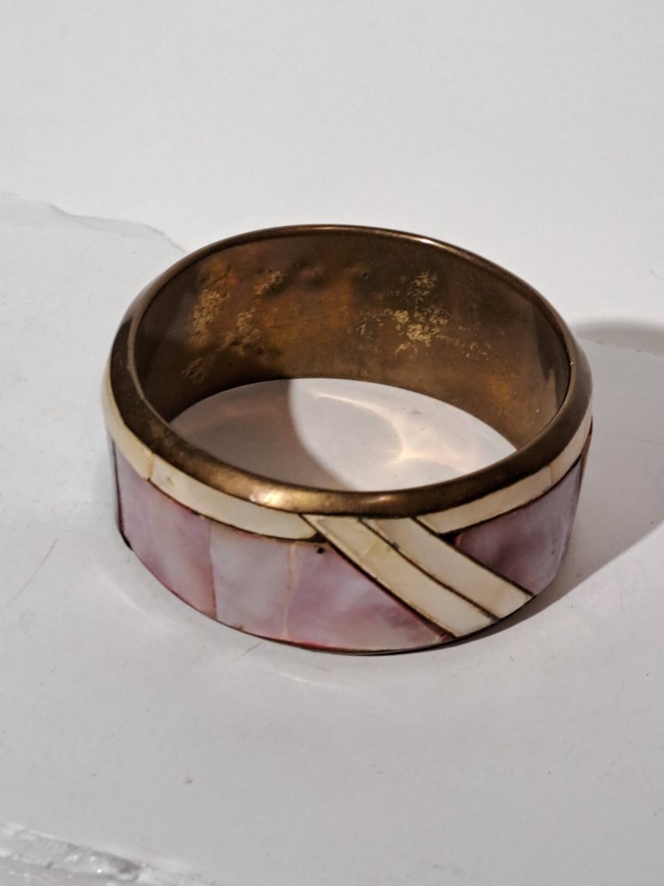 VINTAGE SHELL ON ON BRASS BANGLE BRACELET 2.5"